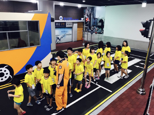 에스원이 그룹홈 청소년들을 위한 여름안전캠프를 충청남도안전체험관에서 지난 5~6일 개최했다. 그룹홈 청소년들이 생활안전교육과 화재대피훈련을 실시하고 있다. 에스원 제공